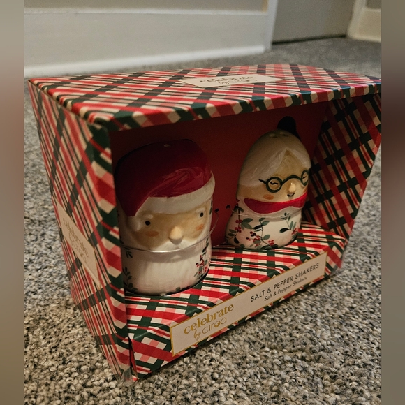 Mr & Mrs Claus Salt and Pepper Shakers  Christmas Ceramic Holiday Santa - Picture 3 of 4